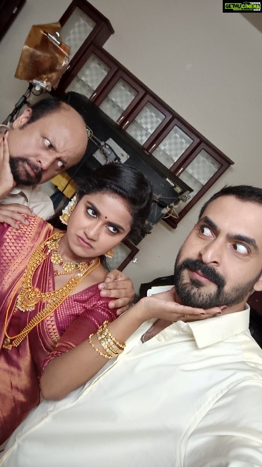 Haritha G Nair - 198.1K Likes - 3M.Fav Blooper Ever😆🤗
കപ്പളത്തണ്ട് കൊണ്ട് കരകാട്ടം ആടുന്നത് കണ്ടാൽ ആരും ചിരിച്ചു പോവില്ലേ ....ഇയാൾ എന്നെ തല്ലികൊല്ലുന്നേ... രക്ഷിക്കണേ ....@rayjanofficial By the By laughing is injurious to health sometimes....(@manoj_sreesidh aa പിണ്ണതൈലം ഇങ്ങേടുത്തോ ...😬)