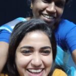 Haritha G Nair Instagram - പിടിക്ക്... മുറുക്കെ പിടിച്ചോ... ഹഹഹ..."അച്ഛന്റെ കൂടെ വീഡിയോ എടുത്തിരുന്നെങ്കിൽ ഇതിലും super ആയേനെ" എന്ന് പറഞ്ഞപ്പോഴുള്ള ആ ദീർഘ നിശ്വാസത്തിൽ എന്തോ ഒരു ആക്കൽ ഇല്ലെ...ന്ന് ഒരു സംശയം 🙄🤔😍 #amma❤️ #trending #train #amma #cold
