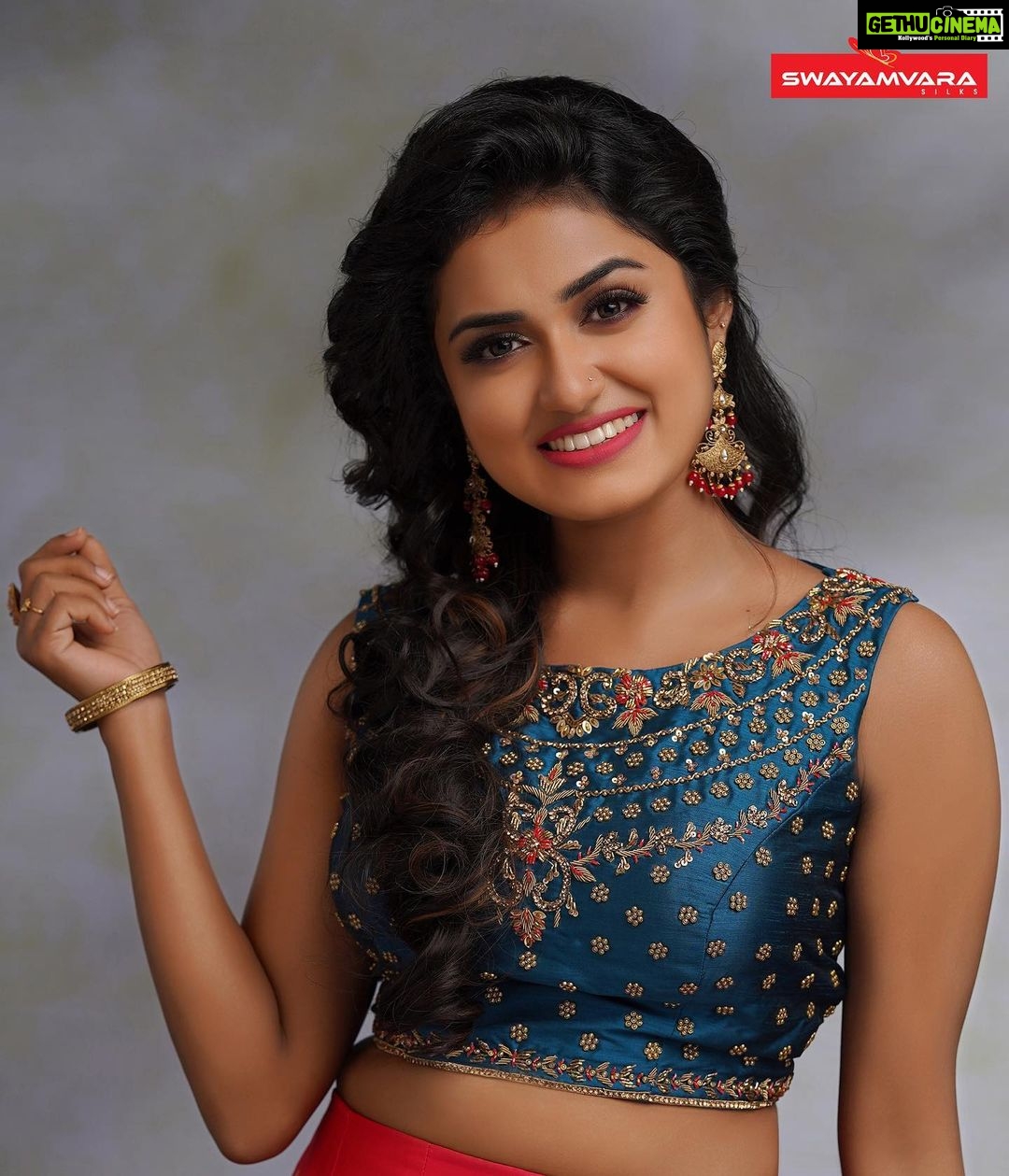 Haritha G Nair Instagram - Haritha G Nair Wearing Banarasi skirt pairing silk crop top in kundan beads work by @swayamvarasilksindia . Muse : @haritha.girigeeth Photography: @director_aniesh_upaasana In association with @redfmmalayalam Makeup: @vijilsmakeover @neethu_makeupartist Styling : @leirakuncysiby Jewellery: @ladies_planet_rental_jewellery . #swayamvarasilks #redfmmalayalam #glamnglitz #harithagnair #haritha #malayalamactress #kasthooriman #latest #malayalam #malayalamactor #celebrity #kanchipuram #silksaree #celebreels #reelsofinstagram #sreekutty #tharodayam #thingalkalaman #thinkalkalaman #tvshow #serial #serialactor #fashion #saree #ootd #style #traditional #ethnicwear