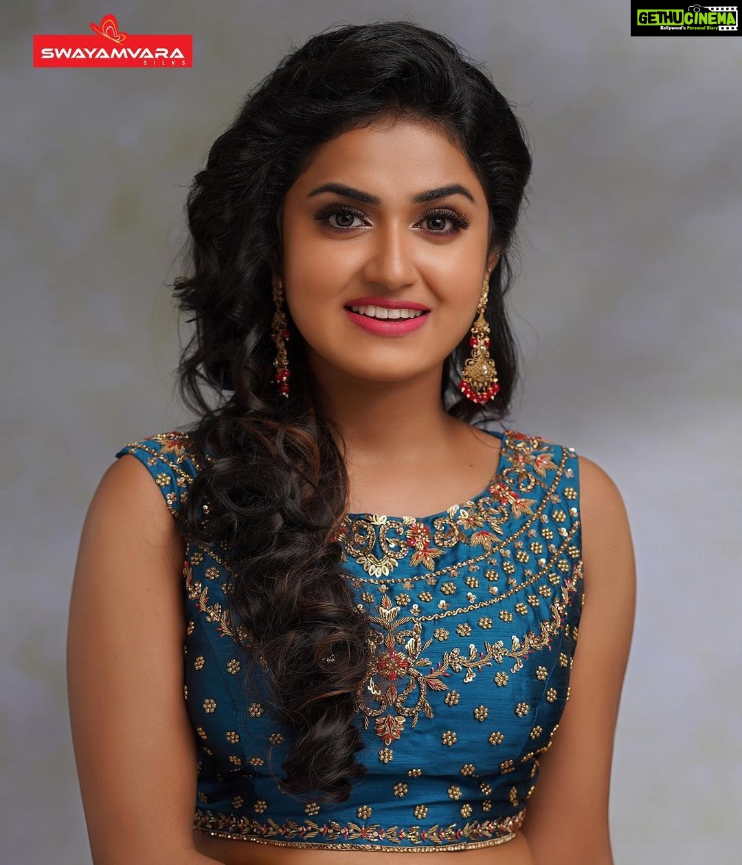 Haritha G Nair Instagram - Haritha G Nair Wearing Banarasi skirt pairing silk crop top in kundan beads work by @swayamvarasilksindia . Muse : @haritha.girigeeth Photography: @director_aniesh_upaasana In association with @redfmmalayalam Makeup: @vijilsmakeover @neethu_makeupartist Styling : @leirakuncysiby Jewellery: @ladies_planet_rental_jewellery . #swayamvarasilks #redfmmalayalam #glamnglitz #harithagnair #haritha #malayalamactress #kasthooriman #latest #malayalam #malayalamactor #celebrity #kanchipuram #silksaree #celebreels #reelsofinstagram #sreekutty #tharodayam #thingalkalaman #thinkalkalaman #tvshow #serial #serialactor #fashion #saree #ootd #style #traditional #ethnicwear