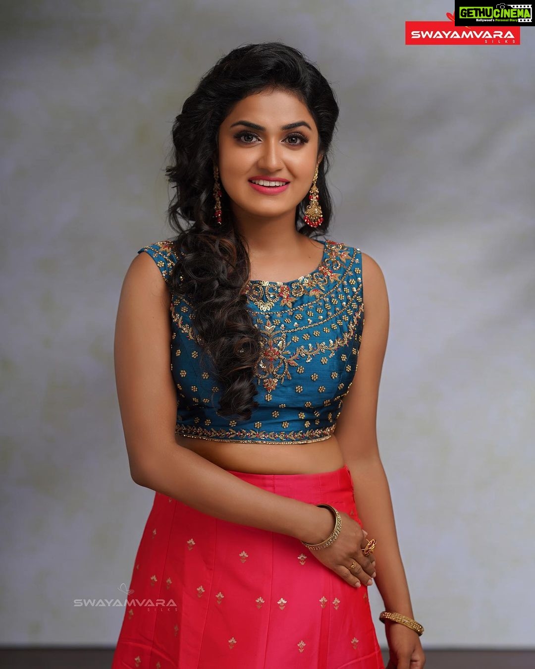 Haritha G Nair Instagram - Haritha G Nair Wearing Banarasi skirt pairing silk crop top in kundan beads work by @swayamvarasilksindia . Muse : @haritha.girigeeth Photography: @director_aniesh_upaasana In association with @redfmmalayalam Makeup: @vijilsmakeover @neethu_makeupartist Styling : @leirakuncysiby Jewellery: @ladies_planet_rental_jewellery . #swayamvarasilks #redfmmalayalam #glamnglitz #harithagnair #haritha #malayalamactress #kasthooriman #latest #malayalam #malayalamactor #celebrity #kanchipuram #silksaree #celebreels #reelsofinstagram #sreekutty #tharodayam #thingalkalaman #thinkalkalaman #tvshow #serial #serialactor #fashion #saree #ootd #style #traditional #ethnicwear