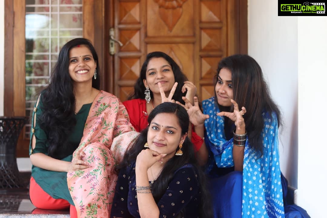 Haritha G Nair Instagram - ചില ഫോട്ടോസ് candid അല്ലെന്നു സംശയം ഒന്നും ഉണ്ടാവില്ലല്ലോ അല്ലേ @ahalya_mk @keethuchippy