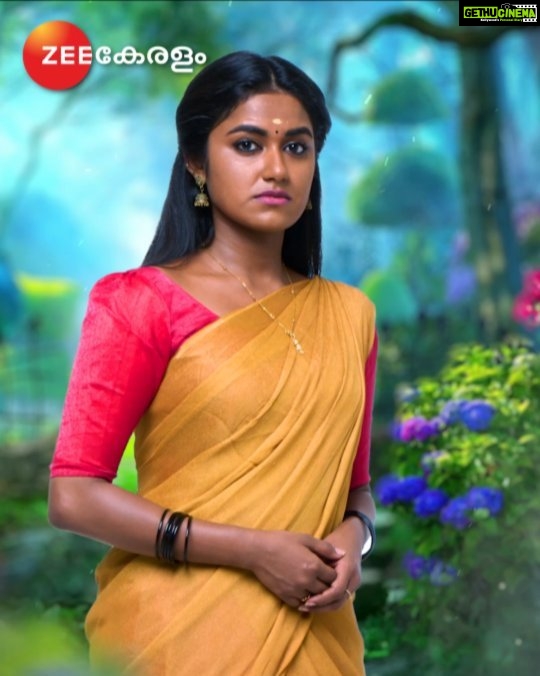 Haritha G Nair Instagram - Shyamambaram | February 6th onwards | Mon-Fri | 9 PM | Zee Keralam സ്വന്തം കഴിവുകളെ മറ്റൊരാൾക്കായി സമർപ്പിച്ച പെൺമനസിന്റെ കഥയുമായി ശ്യാമാംബരം ഉടൻ ആരംഭിക്കുന്നു. മറക്കാതെ കാണുക ഫെബ്രുവരി 6 മുതൽ തിങ്കൾ മുതൽ വെള്ളി വരെ രാത്രി 9 മണിക്ക് നമ്മുടെ സ്വന്തം സീ കേരളം ചാനലിൽ #shyamambaram #ZeeKeralam #NeithedukkamJeevithaVismayangal #ZeeKeralamHD #ZeeKeralamOnMyTv #ZKPromos #NewLaunchonZk #ShyamambaramonZK Watch Anytime, Anywhere on ZEE5 - https://zee5.onelink.me/RlQq/fmalDownloadZEE5App