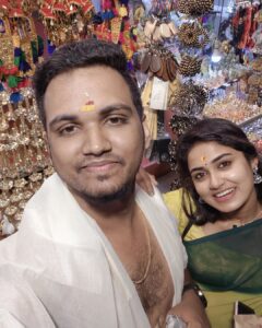 Haritha G Nair Instagram - : അളിയാ... ഗുരുവായൂർ വരെ ഒന്ന് പോണം... അത്രമേൽ താങ്ങാനാവാത്ത ദുഖങ്ങളും, പിന്നെ മനസ്സ് നിറഞ്ഞ സന്തോഷങ്ങളും പങ്കു വെയ്ക്കാനാണു സാധാരണ പോകാറ്...പിന്നെ കുറച്ചു കുശലം ചോദിക്കണം... അനുഗ്രഹം വാങ്ങണം...🙏🏻
 : ആഹ്...ഇന്ന് തന്നെ പോയേക്കാം ✌🏻👍🏻 @rohith.rnair.44 #harithagirigeeth #haritha #brother #sister #god