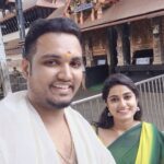 Haritha G Nair Instagram - : അളിയാ... ഗുരുവായൂർ വരെ ഒന്ന് പോണം... അത്രമേൽ താങ്ങാനാവാത്ത ദുഖങ്ങളും, പിന്നെ മനസ്സ് നിറഞ്ഞ സന്തോഷങ്ങളും പങ്കു വെയ്ക്കാനാണു സാധാരണ പോകാറ്...പിന്നെ കുറച്ചു കുശലം ചോദിക്കണം... അനുഗ്രഹം വാങ്ങണം...🙏🏻 : ആഹ്...ഇന്ന് തന്നെ പോയേക്കാം ✌🏻👍🏻 @rohith.rnair.44 #harithagirigeeth #haritha #brother #sister #god
