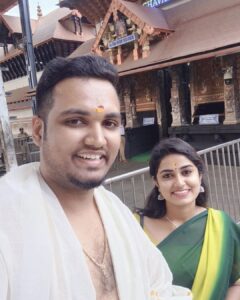Haritha G Nair Instagram - : അളിയാ... ഗുരുവായൂർ വരെ ഒന്ന് പോണം... അത്രമേൽ താങ്ങാനാവാത്ത ദുഖങ്ങളും, പിന്നെ മനസ്സ് നിറഞ്ഞ സന്തോഷങ്ങളും പങ്കു വെയ്ക്കാനാണു സാധാരണ പോകാറ്...പിന്നെ കുറച്ചു കുശലം ചോദിക്കണം... അനുഗ്രഹം വാങ്ങണം...🙏🏻
 : ആഹ്...ഇന്ന് തന്നെ പോയേക്കാം ✌🏻👍🏻 @rohith.rnair.44 #harithagirigeeth #haritha #brother #sister #god