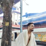 Haritha G Nair Instagram - : അളിയാ... ഗുരുവായൂർ വരെ ഒന്ന് പോണം... അത്രമേൽ താങ്ങാനാവാത്ത ദുഖങ്ങളും, പിന്നെ മനസ്സ് നിറഞ്ഞ സന്തോഷങ്ങളും പങ്കു വെയ്ക്കാനാണു സാധാരണ പോകാറ്...പിന്നെ കുറച്ചു കുശലം ചോദിക്കണം... അനുഗ്രഹം വാങ്ങണം...🙏🏻 : ആഹ്...ഇന്ന് തന്നെ പോയേക്കാം ✌🏻👍🏻 @rohith.rnair.44 #harithagirigeeth #haritha #brother #sister #god