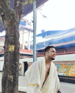 Haritha G Nair Instagram - : അളിയാ... ഗുരുവായൂർ വരെ ഒന്ന് പോണം... അത്രമേൽ താങ്ങാനാവാത്ത ദുഖങ്ങളും, പിന്നെ മനസ്സ് നിറഞ്ഞ സന്തോഷങ്ങളും പങ്കു വെയ്ക്കാനാണു സാധാരണ പോകാറ്...പിന്നെ കുറച്ചു കുശലം ചോദിക്കണം... അനുഗ്രഹം വാങ്ങണം...🙏🏻
 : ആഹ്...ഇന്ന് തന്നെ പോയേക്കാം ✌🏻👍🏻 @rohith.rnair.44 #harithagirigeeth #haritha #brother #sister #god
