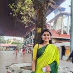 Haritha G Nair Instagram - : അളിയാ... ഗുരുവായൂർ വരെ ഒന്ന് പോണം... അത്രമേൽ താങ്ങാനാവാത്ത ദുഖങ്ങളും, പിന്നെ മനസ്സ് നിറഞ്ഞ സന്തോഷങ്ങളും പങ്കു വെയ്ക്കാനാണു സാധാരണ പോകാറ്...പിന്നെ കുറച്ചു കുശലം ചോദിക്കണം... അനുഗ്രഹം വാങ്ങണം...🙏🏻 : ആഹ്...ഇന്ന് തന്നെ പോയേക്കാം ✌🏻👍🏻 @rohith.rnair.44 #harithagirigeeth #haritha #brother #sister #god