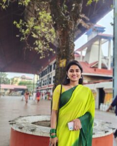 Haritha G Nair Instagram - : അളിയാ... ഗുരുവായൂർ വരെ ഒന്ന് പോണം... അത്രമേൽ താങ്ങാനാവാത്ത ദുഖങ്ങളും, പിന്നെ മനസ്സ് നിറഞ്ഞ സന്തോഷങ്ങളും പങ്കു വെയ്ക്കാനാണു സാധാരണ പോകാറ്...പിന്നെ കുറച്ചു കുശലം ചോദിക്കണം... അനുഗ്രഹം വാങ്ങണം...🙏🏻
 : ആഹ്...ഇന്ന് തന്നെ പോയേക്കാം ✌🏻👍🏻 @rohith.rnair.44 #harithagirigeeth #haritha #brother #sister #god