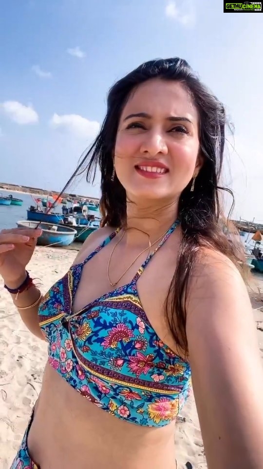 Harshika Poonacha Instagram - It's too hot but you still wanna film a #reel 🤣🤣🤣 #hawahawai #beach #port