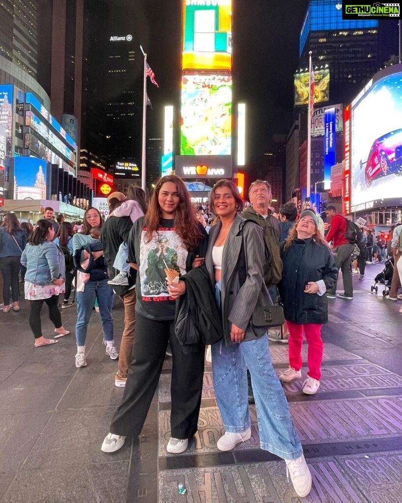 Hebah Patel Instagram - Yeh dosti gehri hai! Ya toh ye photo 3D hai! 🫰🏼🫰🏼 Times Square