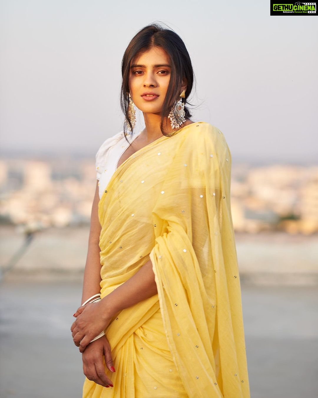 Hebah Patel Instagram - Sareeeee Nari!!! Majorly lately!! 👗: @officialanahita @suta_bombay 👠: @septembershoes 💄: @makeupbyramakrishna @vijjireddyskht 📸 : @kalyanyasaswi