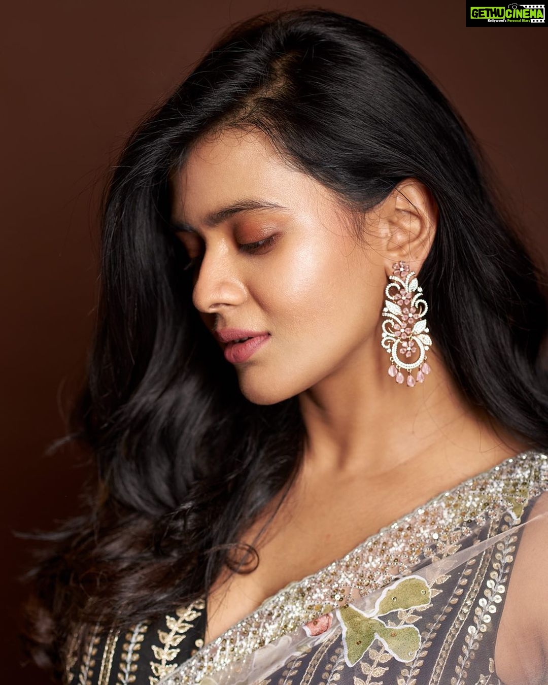 Hebah Patel Instagram - @kalyanyasaswi always taking great CLOSE up even though he comes from FAR away. 😂😂😂 horrible but love it.