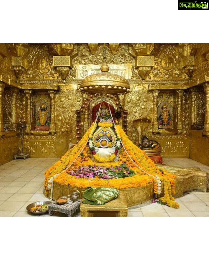Helly Shah Instagram - Har Har Mahadev ❤️ My heart is so full 🥺 The vibrations , the positivity , the energy . Couldn’t be more grateful ✨ Happy Happy Maha Shivratri 🙏🏻❤️ Shri Somnath Mahadev Jyotirling Temple
