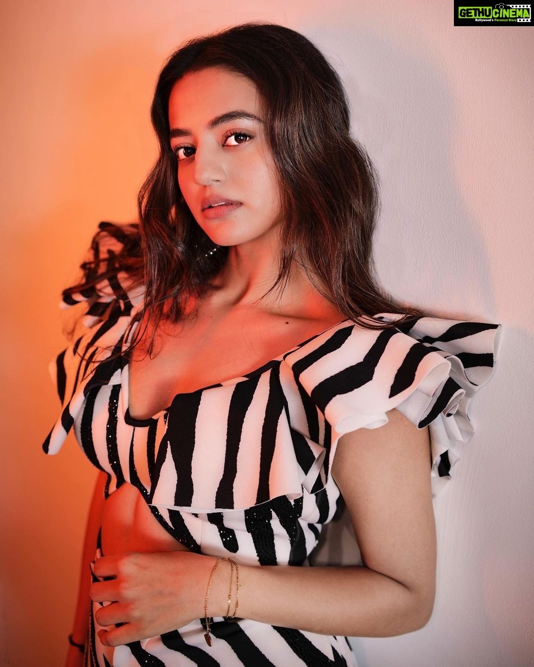 Helly Shah Instagram - Alexa play Tareefan , please !