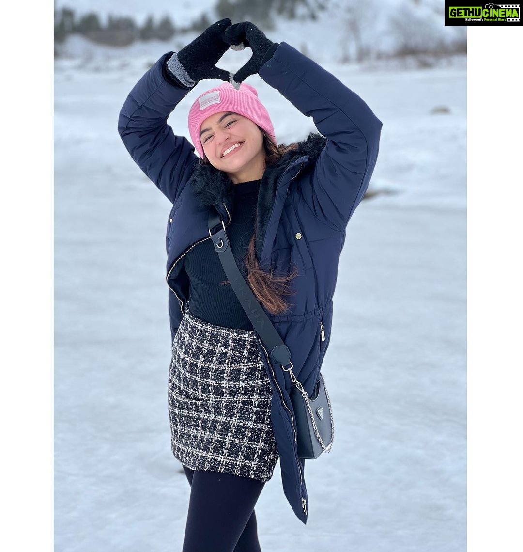 Helly Shah Instagram - There is some magic here ✨ You can’t stop smiling from the moment you land here 🥹❤️ Kashmir A Heaven On Earth