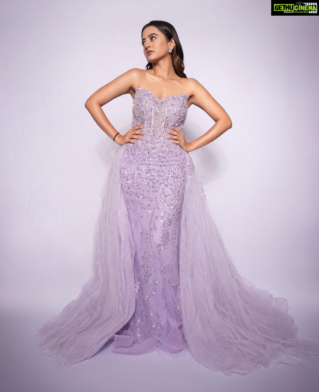 Helly Shah Instagram - 💜 Styled by @natashaabothra Team @priyankaa.a_91 @mausmi_mitra_ @dhwaniivithalani_22 Outfit @nourbyneharika Jewellery @kanika_rana_fine_jewellery Hairstylist @makeupandhairbyriya Photographer @ashish_ojha_photography