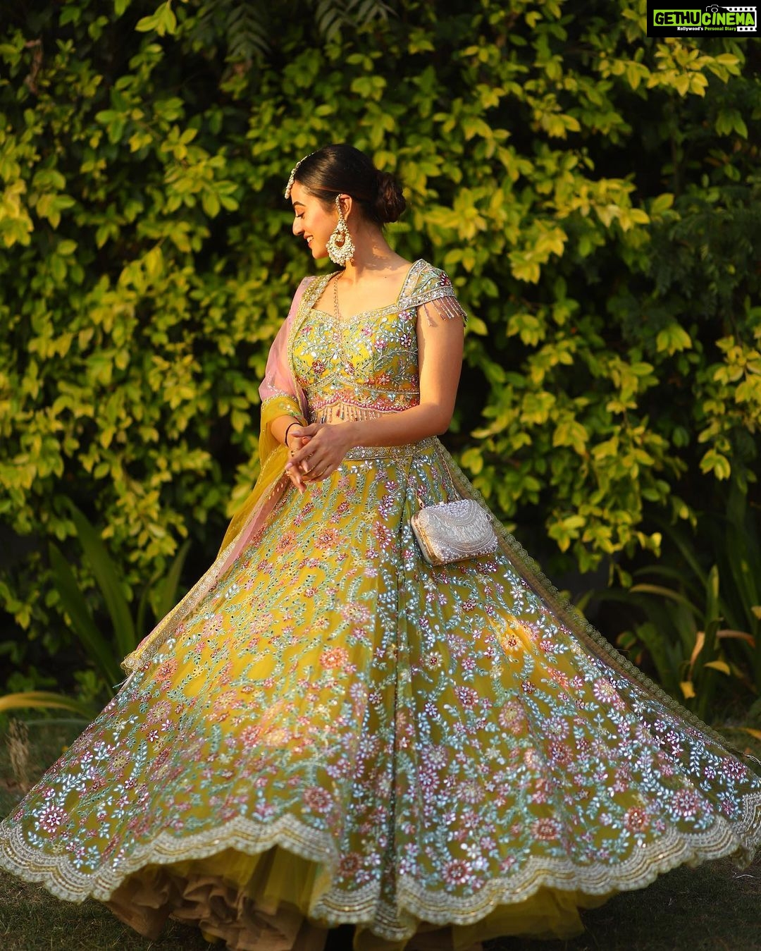 Helly Shah - 164.3K Likes - Phir le aaya dil 💚
Obsessing over the lehenga ~ @lapink_by_knareshkumar ❤️
Captured by ~ @faizan_photo_graphy