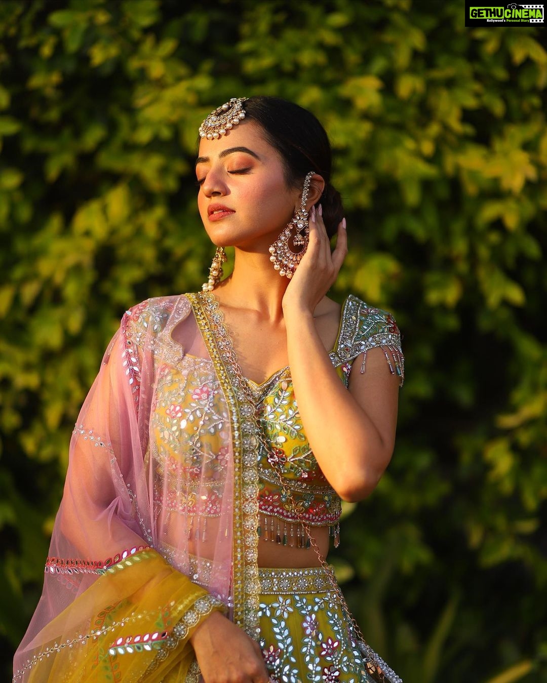 Helly Shah - 164.3K Likes - Phir le aaya dil 💚
Obsessing over the lehenga ~ @lapink_by_knareshkumar ❤️
Captured by ~ @faizan_photo_graphy