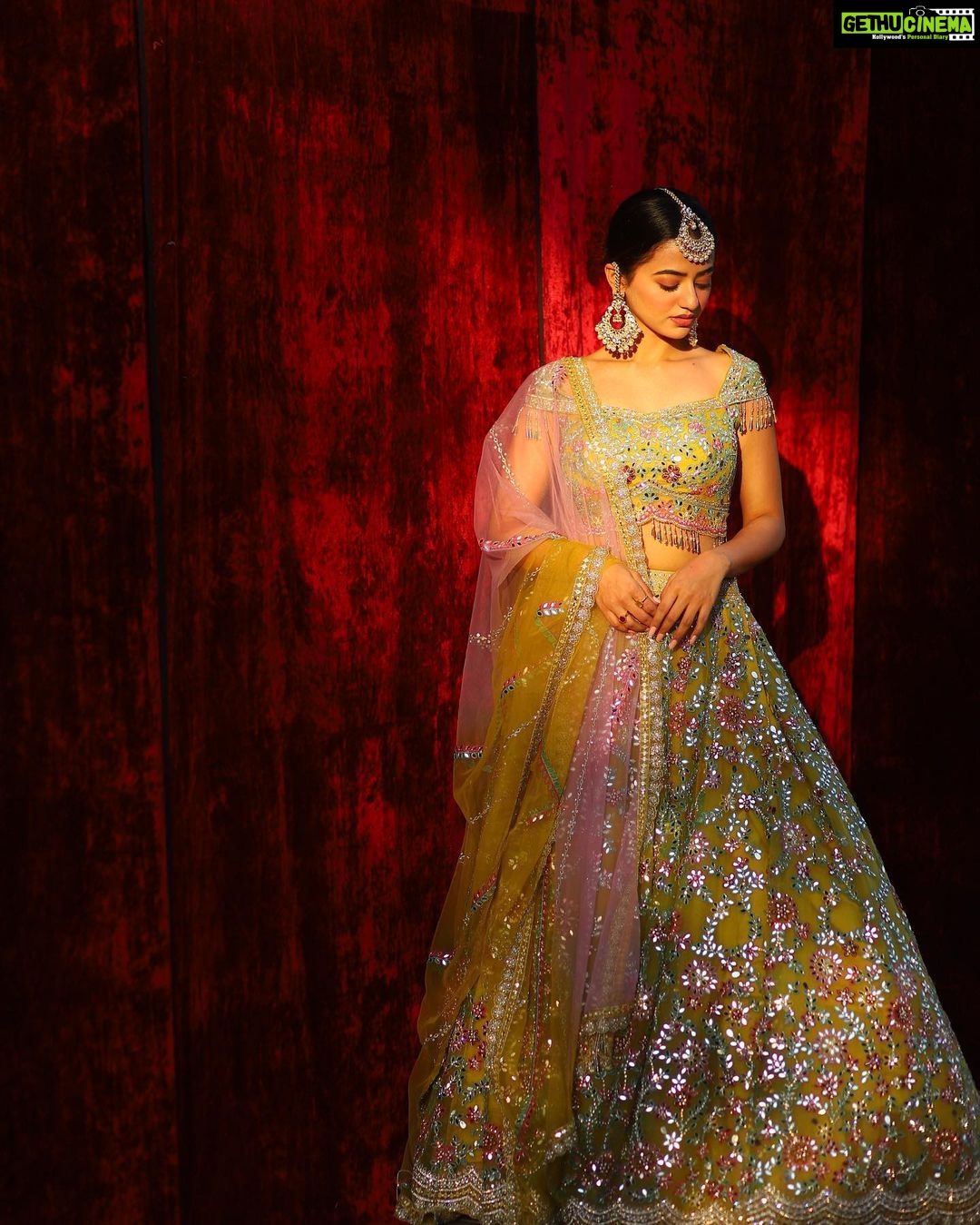 Helly Shah - 164.3K Likes - Phir le aaya dil 💚
Obsessing over the lehenga ~ @lapink_by_knareshkumar ❤️
Captured by ~ @faizan_photo_graphy