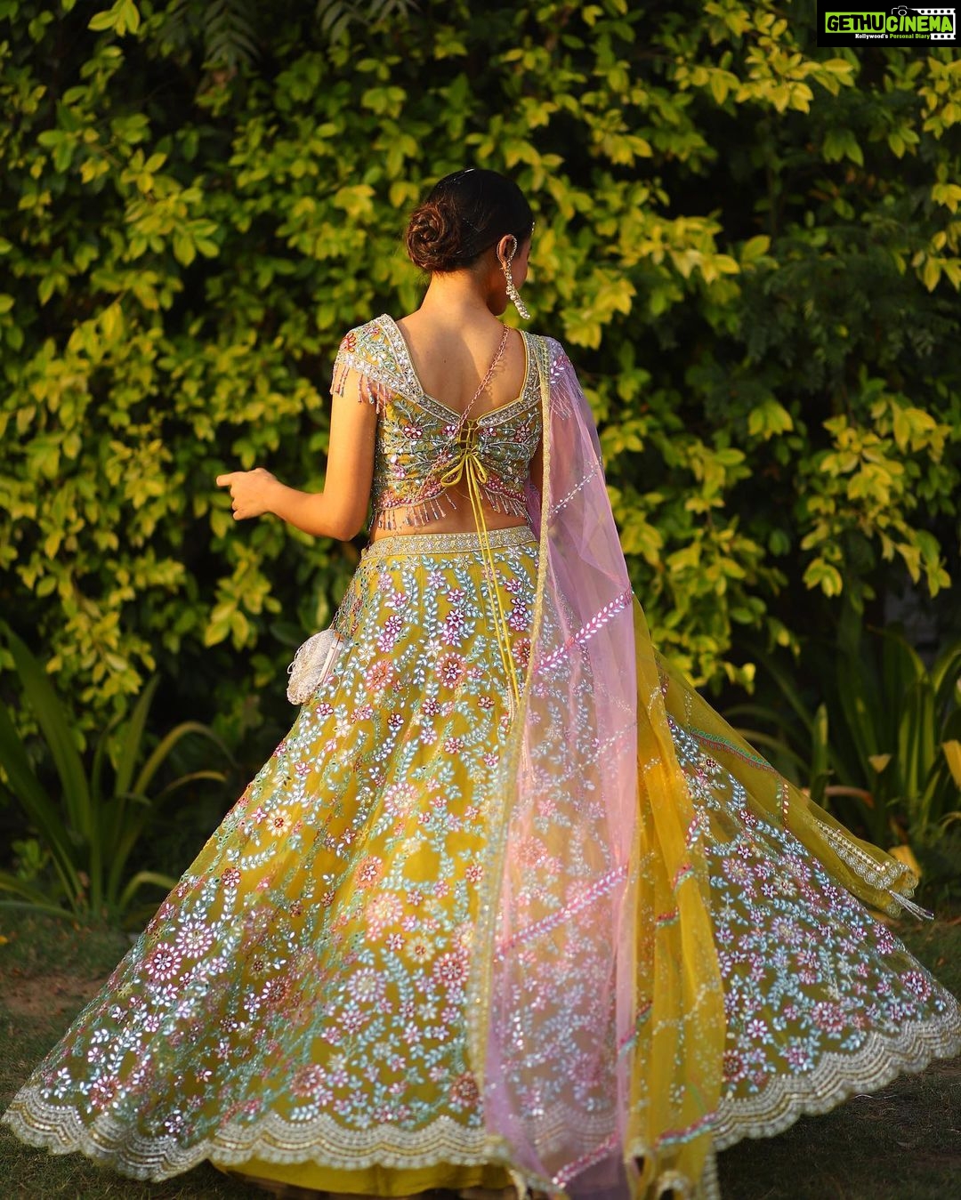 Helly Shah - 164.3K Likes - Phir le aaya dil 💚
Obsessing over the lehenga ~ @lapink_by_knareshkumar ❤️
Captured by ~ @faizan_photo_graphy