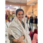 Helly Shah Instagram - Har Har Mahadev ❤️ My heart is so full 🥺 The vibrations , the positivity , the energy . Couldn’t be more grateful ✨ Happy Happy Maha Shivratri 🙏🏻❤️ Shri Somnath Mahadev Jyotirling Temple