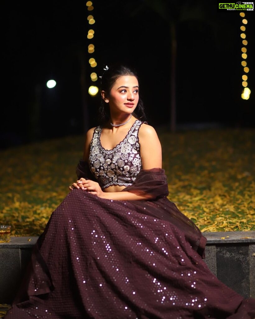 Helly Shah Instagram - Excited for the Shaadi Buffet 🥰 Clicked by ~ @faizan_photo_graphy Wearing ~ @lapink_by_knareshkumar ✨