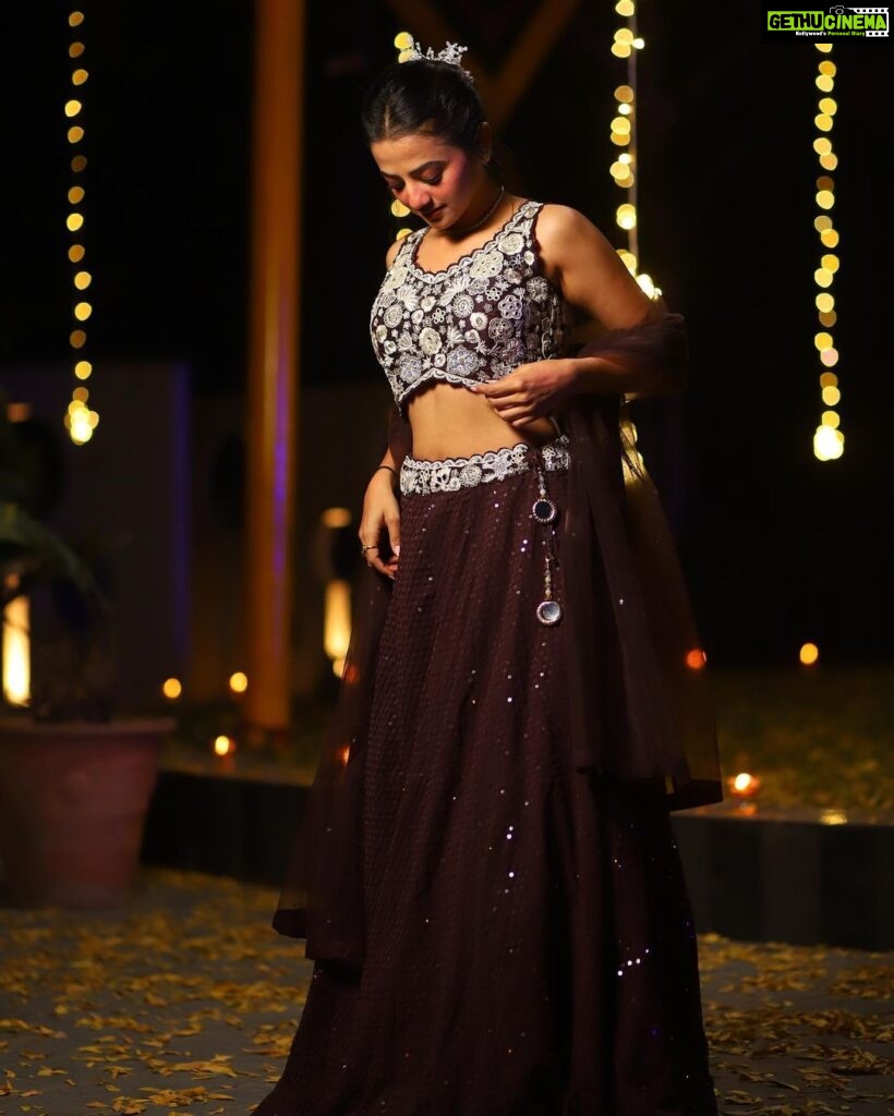 Helly Shah Instagram - Excited for the Shaadi Buffet 🥰 Clicked by ~ @faizan_photo_graphy Wearing ~ @lapink_by_knareshkumar ✨