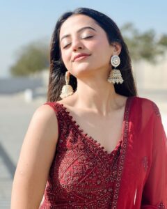 Helly Shah Instagram - That’s how I skip to the good part 🌹❤️

Wearing my fav @lapink_by_knareshkumar ✨