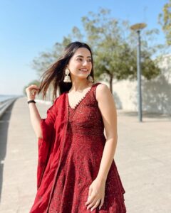 Helly Shah Instagram - That’s how I skip to the good part 🌹❤️ Wearing my fav @lapink_by_knareshkumar ✨