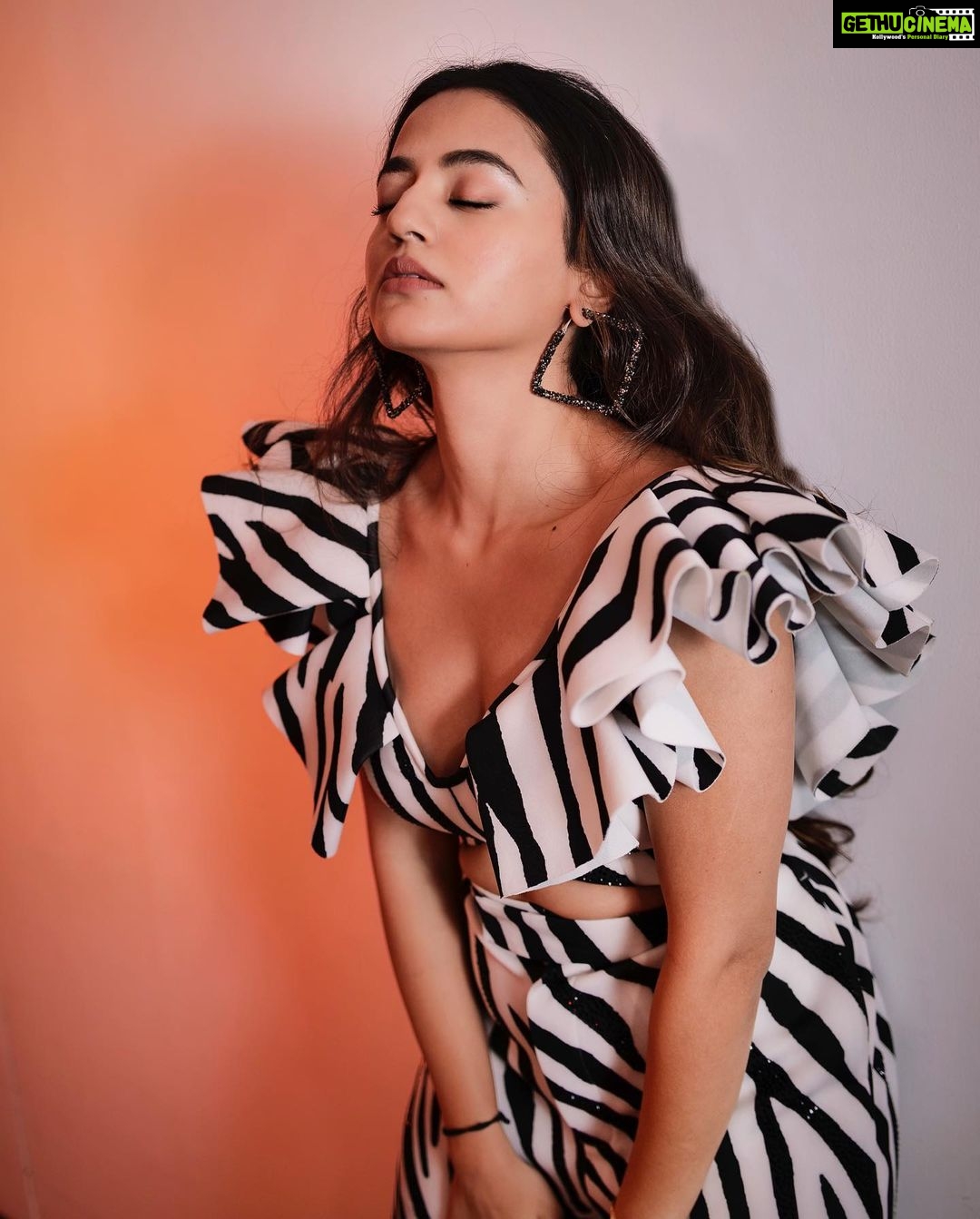 Helly Shah Instagram - Alexa play Tareefan , please !
