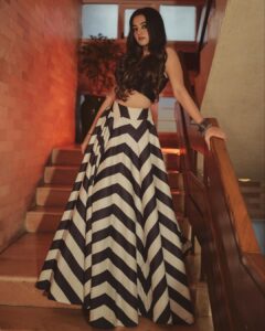 Helly Shah Instagram - Leaving a little sparkle wherever I go 🌟 📸 @ashish_sawant__ 🙍🏼‍♀️ @style_deintrepide 🎥 @itspkofficial_studio 👗 @ranbirmukherjeeofficial 💇‍♀️ @amuthevar