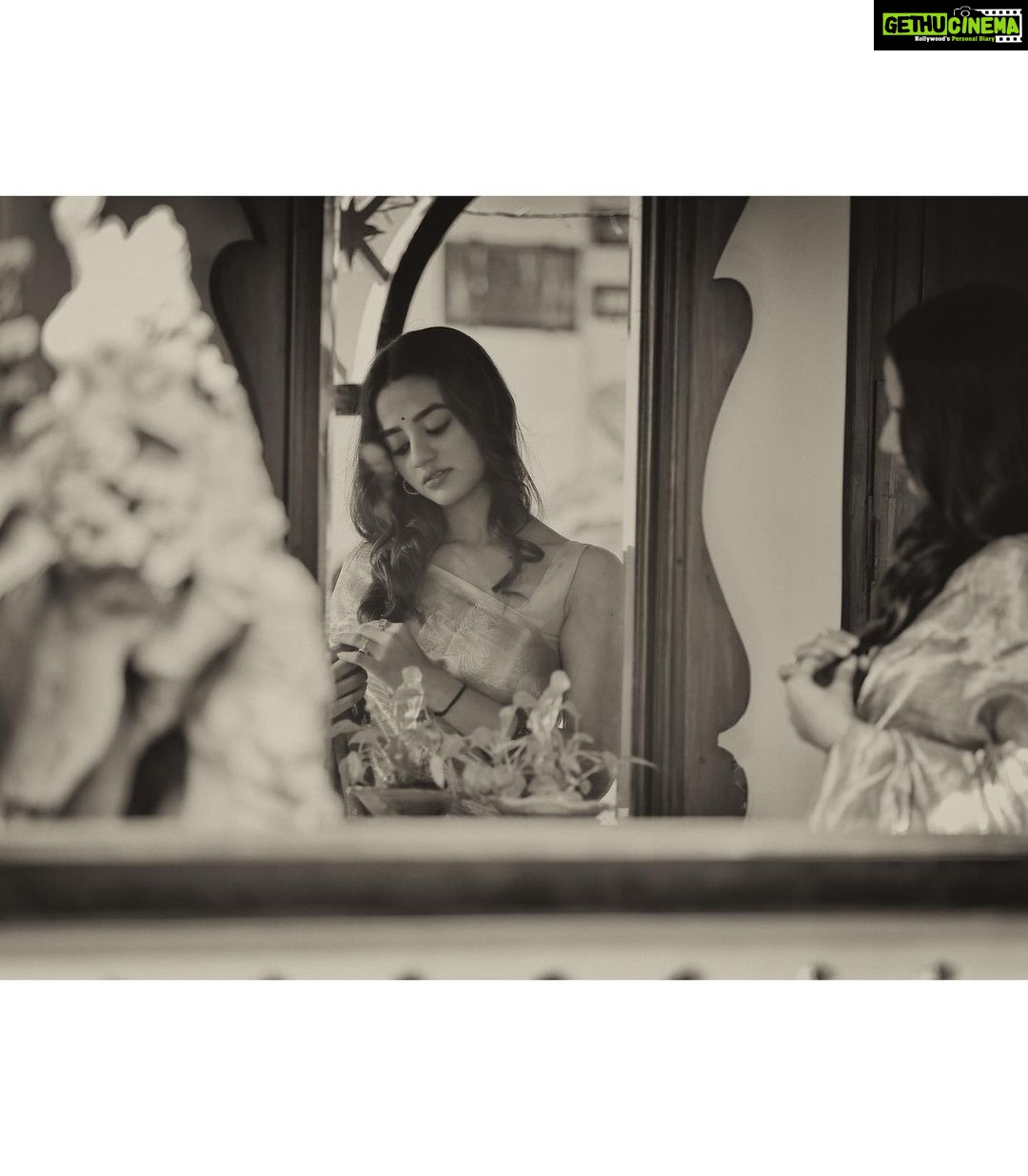 Helly Shah Instagram - सुहाना सफ़र और ये मौसम हसीं ❤️