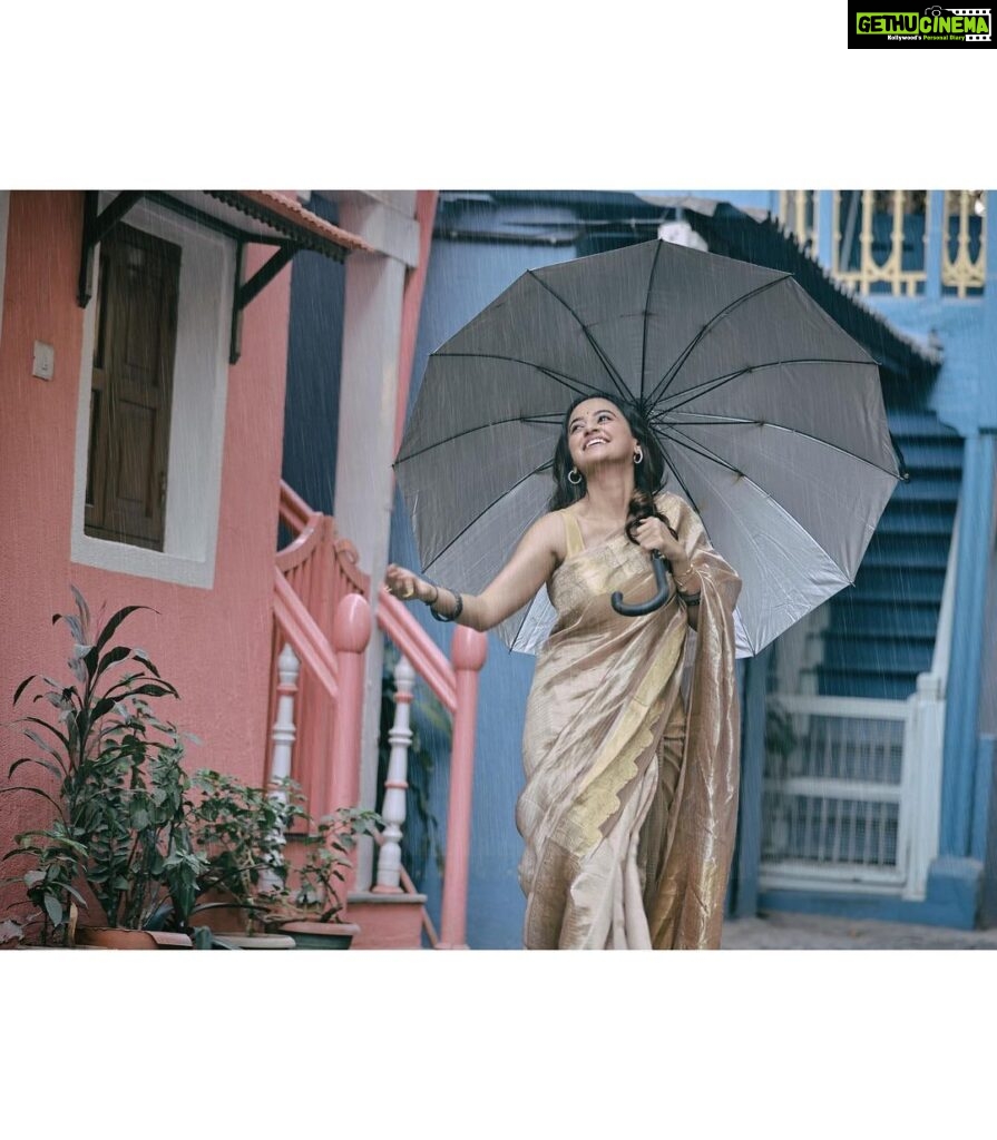 Helly Shah Instagram - सुहाना सफ़र और ये मौसम हसीं ❤️