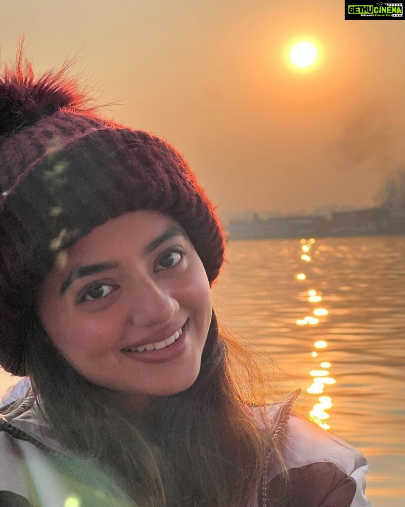 Helly Shah Instagram - Kashmir Sunsets are like eternal ghazals ❤️🫶🏻