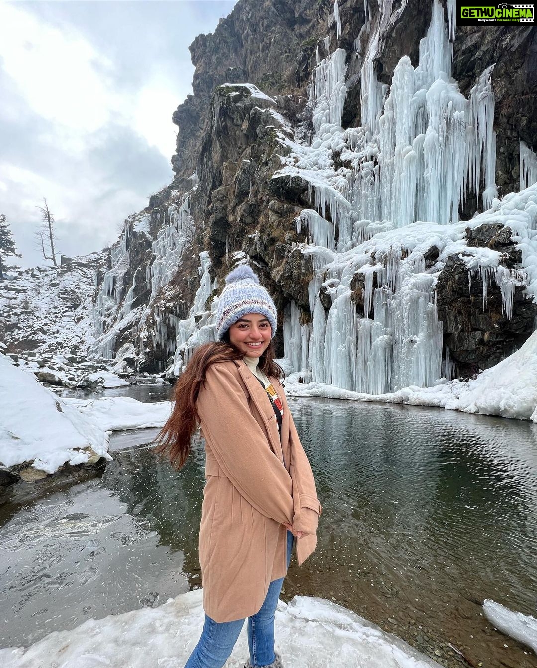 Helly Shah Instagram - Straight out of a snow painting ❄️❤️