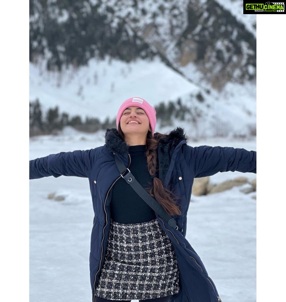 Helly Shah Instagram - There is some magic here ✨ You can’t stop smiling from the moment you land here 🥹❤️ Kashmir A Heaven On Earth