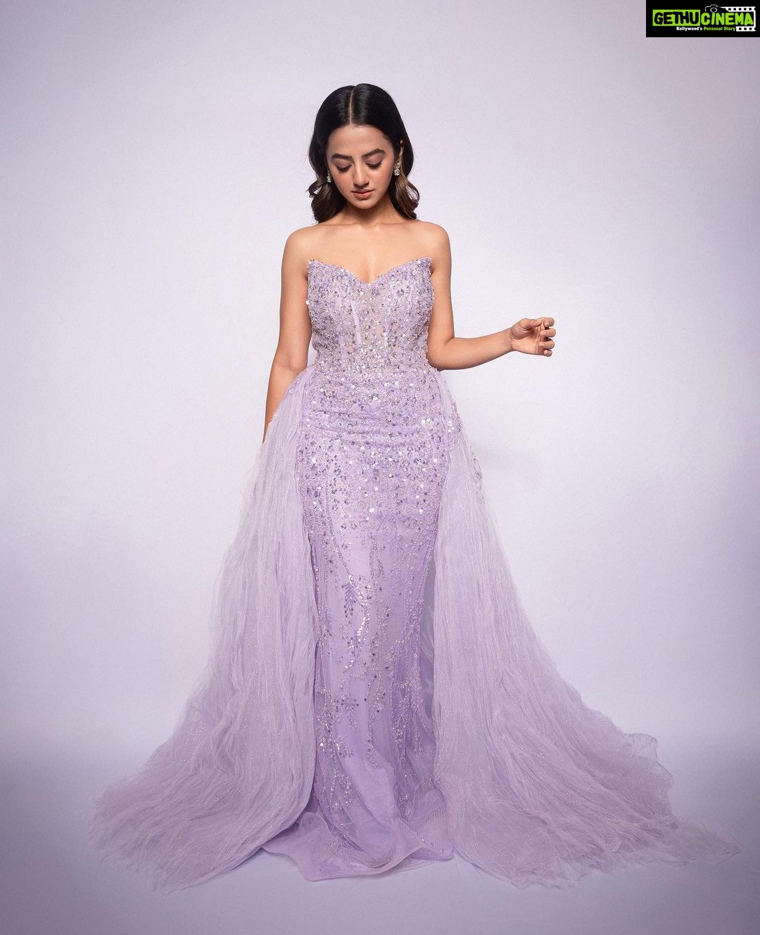 Helly Shah Instagram - 💜 Styled by @natashaabothra Team @priyankaa.a_91 @mausmi_mitra_ @dhwaniivithalani_22 Outfit @nourbyneharika Jewellery @kanika_rana_fine_jewellery Hairstylist @makeupandhairbyriya Photographer @ashish_ojha_photography