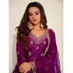 Helly Shah Instagram - Abhi na jao chod kar , Ke dil abhi bhara nahi ❤️ Styled by @natashaabothra With @priyankaa.a_91 @dhwaniivithalani_22 @teamnatashaabothra Outfit @jigarmaliofficial Jewellery @rubans.in Hair @snehalrebello_mua Makeup ~ Yours truly 🌝 Photographer @ashish_ojha_photography