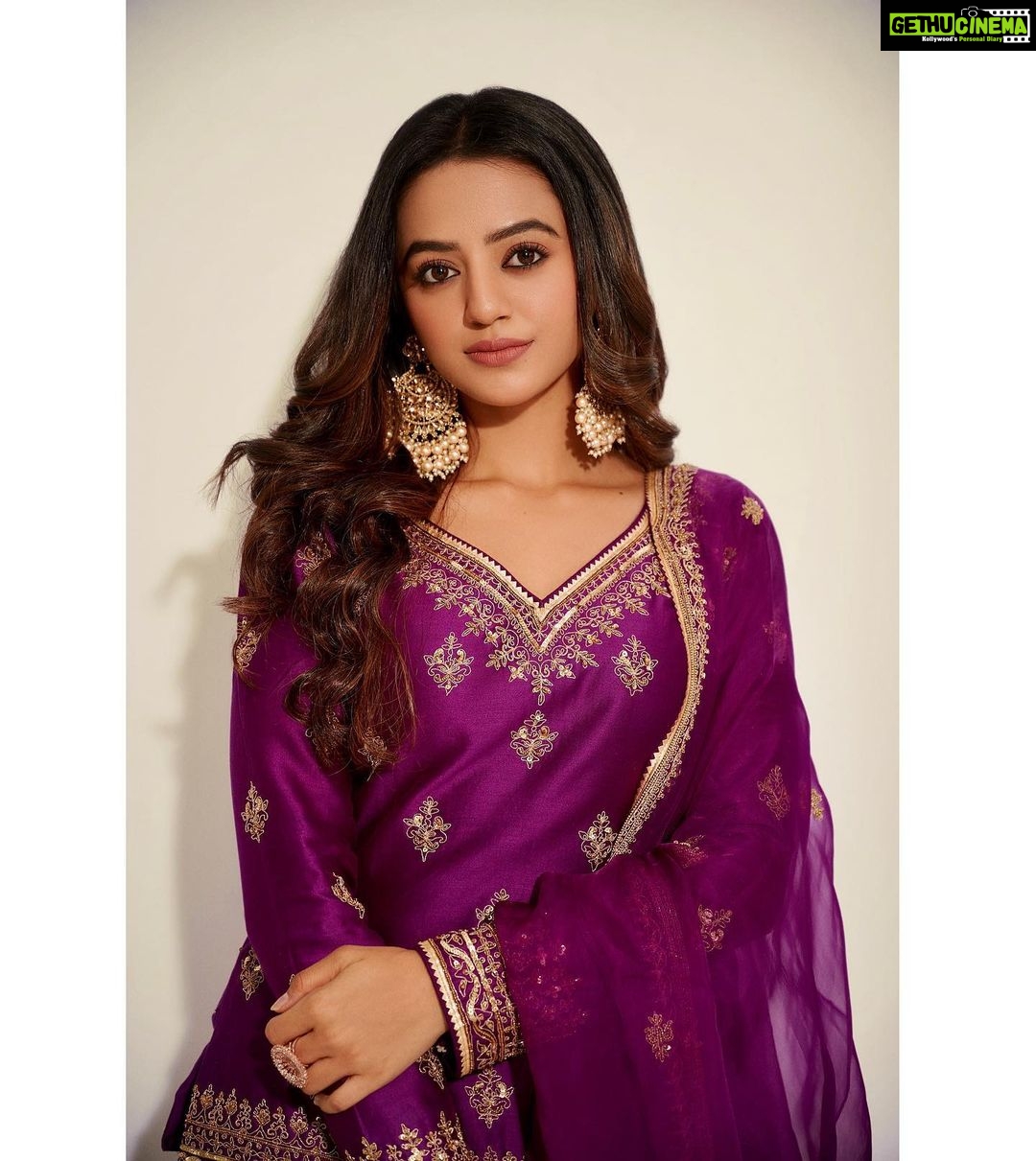 Helly Shah Instagram - Abhi na jao chod kar , Ke dil abhi bhara nahi ❤️ Styled by @natashaabothra With @priyankaa.a_91 @dhwaniivithalani_22 @teamnatashaabothra Outfit @jigarmaliofficial Jewellery @rubans.in Hair @snehalrebello_mua Makeup ~ Yours truly 🌝 Photographer @ashish_ojha_photography