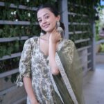Helly Shah Instagram – Khule baal ya band ?? 🙃