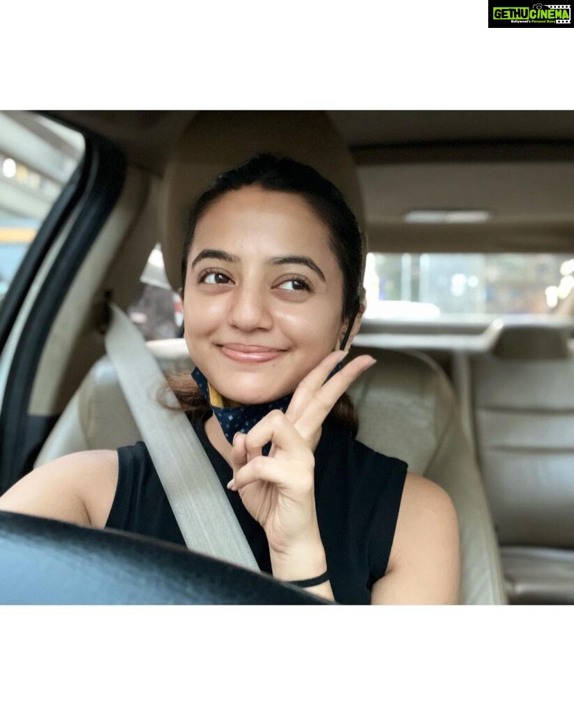 Helly Shah Instagram - Successfully pulled myself out of the bed on a lazy sunday only to get stuck in the traffic 🙃🥲✌🏻