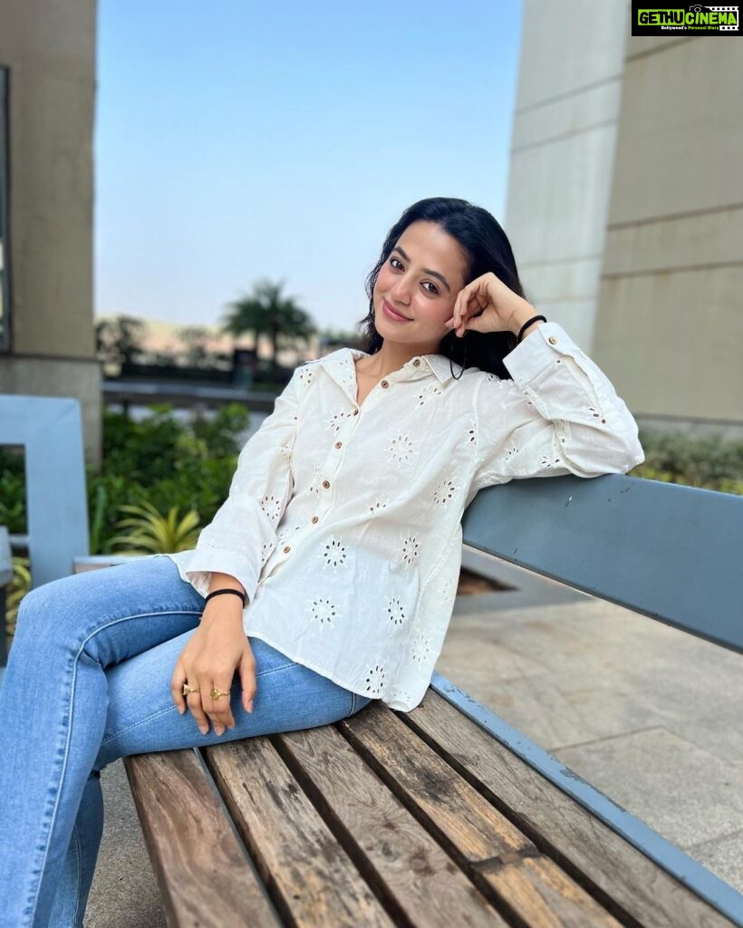 Helly Shah Instagram - Beating the heat in this beautiful shirt by @nanaki_shop ❤️🌼 Shop the comfiest summer shirts from @nanaki_shop ❤️ Its my bestie’s brand ✨ @vidhiipandya