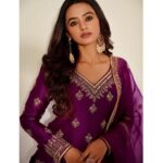Helly Shah Instagram - Abhi na jao chod kar , Ke dil abhi bhara nahi ❤️ Styled by @natashaabothra With @priyankaa.a_91 @dhwaniivithalani_22 @teamnatashaabothra Outfit @jigarmaliofficial Jewellery @rubans.in Hair @snehalrebello_mua Makeup ~ Yours truly 🌝 Photographer @ashish_ojha_photography