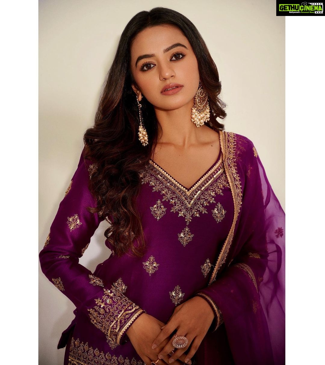 Helly Shah Instagram - Abhi na jao chod kar , Ke dil abhi bhara nahi ❤️ Styled by @natashaabothra With @priyankaa.a_91 @dhwaniivithalani_22 @teamnatashaabothra Outfit @jigarmaliofficial Jewellery @rubans.in Hair @snehalrebello_mua Makeup ~ Yours truly 🌝 Photographer @ashish_ojha_photography