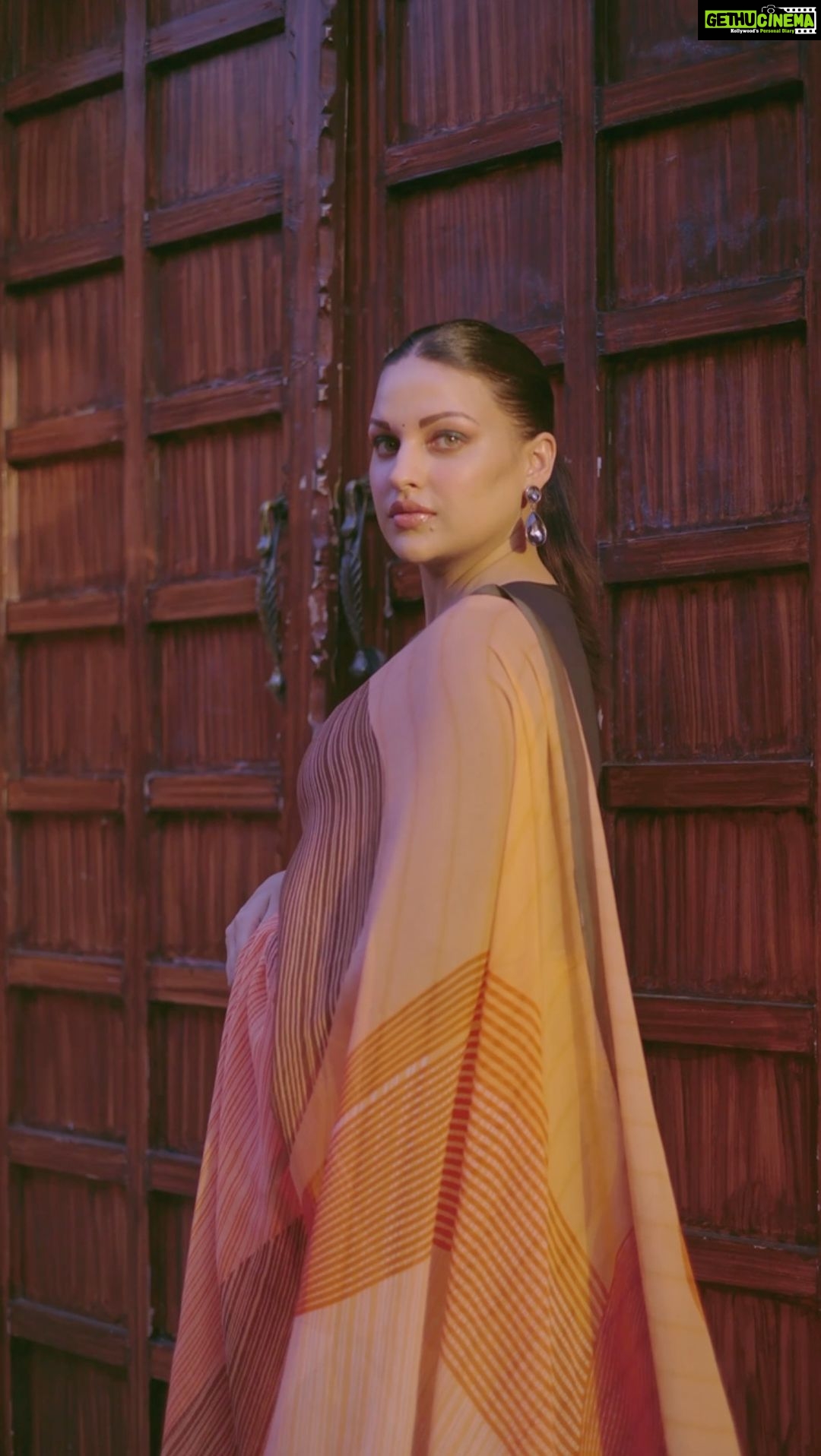 Himanshi Khurana Instagram - Create a versatile and trendy summer wardrobe with Amazon India’s collection of top brands. To get my look, search for the below codes on Amazon, or visit #LinkInMyBio and stay har pal fashionable: Satya Paul Peach Silk Chiffon Printed Saree - B09TSW7R8P Harpa Dress - B09TR36QG2 True Browns V-Neck White Dobby Kurta Set - B0B8ZTT3QP Caprese Beige Bag - B07DQW24CB Isle Locada by Hidesign SLING BAG - B07TDTPRJ9 Accessories - B07WLLZZ78 #HarPalFashionable #AmazonIndia #AmazonFashion