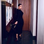 Himanshi Khurana Instagram - Bella 🦩 Mua @kashish_art Hair @krishna.hairstylist 📸 @himanshukhurana1 Dress @victoriabeckham Earrings @zara Heels @louboutinworld
