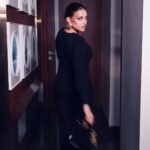 Himanshi Khurana Instagram - Bella 🦩 Mua @kashish_art Hair @krishna.hairstylist 📸 @himanshukhurana1 Dress @victoriabeckham Earrings @zara Heels @louboutinworld