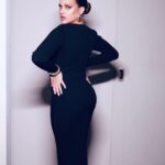 Himanshi Khurana Instagram - Bella 🦩 Mua @kashish_art Hair @krishna.hairstylist 📸 @himanshukhurana1 Dress @victoriabeckham Earrings @zara Heels @louboutinworld